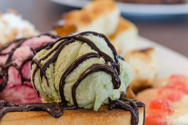 허니 토스트와 아이스크림 — 스톡 사진