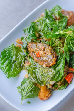 Fried karıştırın kızarmış fesleğen ile yumurta turşusu 