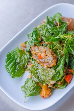 Fried karıştırın kızarmış fesleğen ile yumurta turşusu 