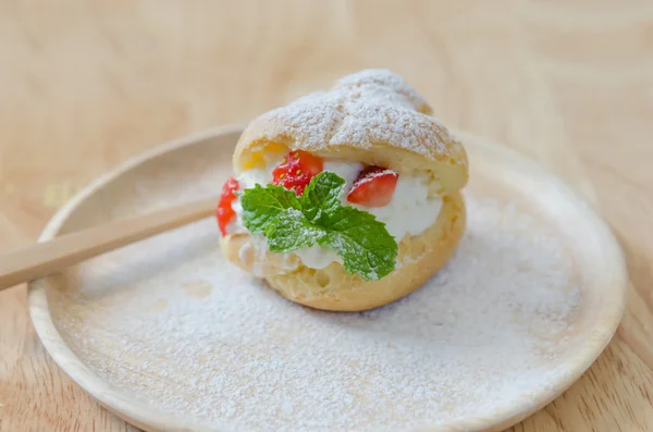 Choux aardbeienroom — Stockfoto