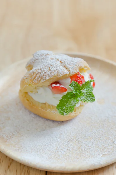 Erdbeer-Choux-Creme — Stockfoto