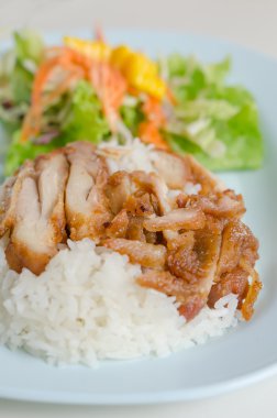 Kızarmış tavuk ve pilav