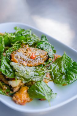 Fried karıştırın kızarmış fesleğen ile yumurta turşusu 