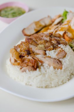 Kızarmış tavuk ve pilav