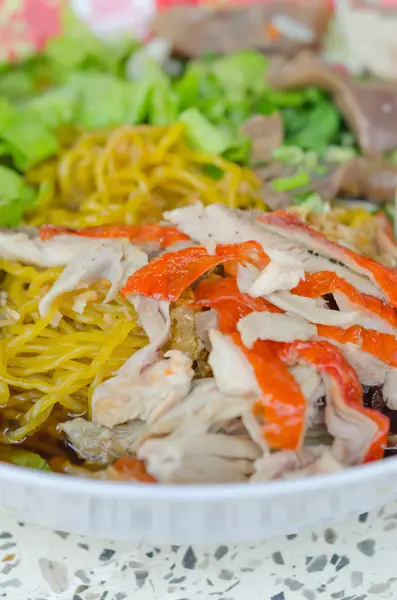 Yellow noodles with roasted duck — Stock Photo, Image