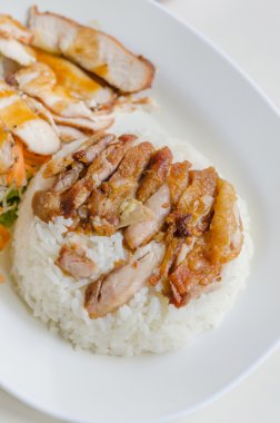 Kızarmış tavuk ve pilav