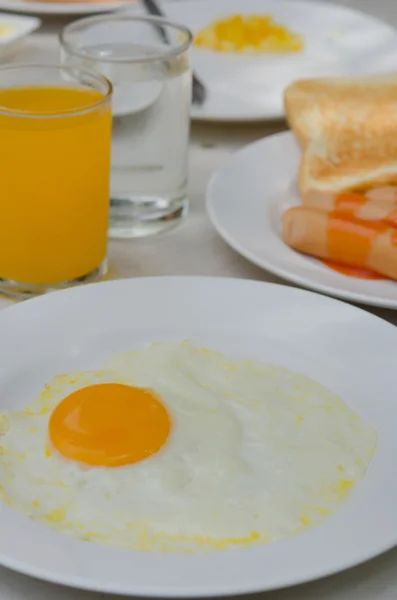 Ovo frito e suco — Fotografia de Stock