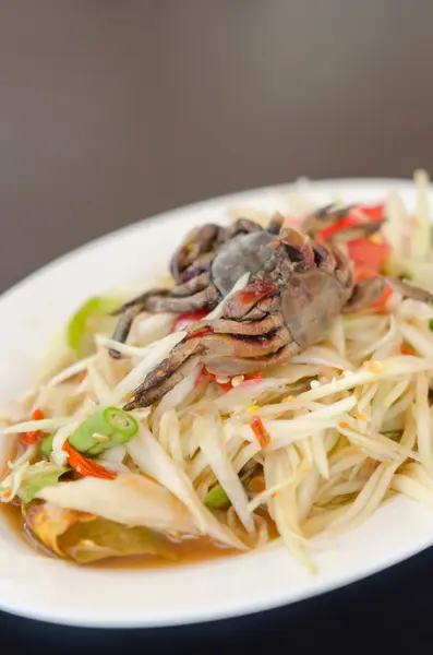 Salade de papaye épicée au crabe — Photo
