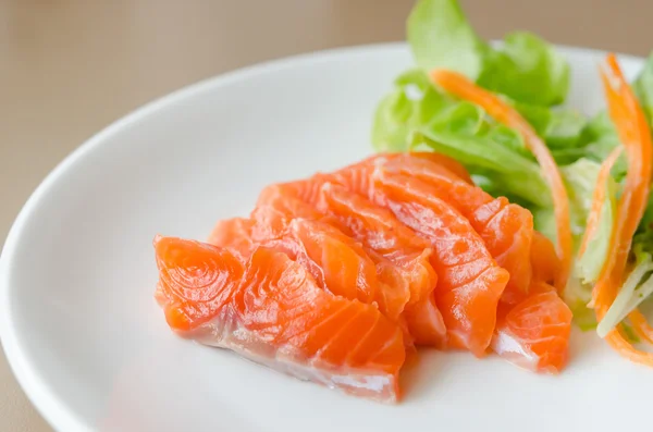 Salmon sashimi with fresh salad — Stock Photo, Image