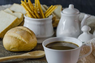 sıcak kahve ve ekmek