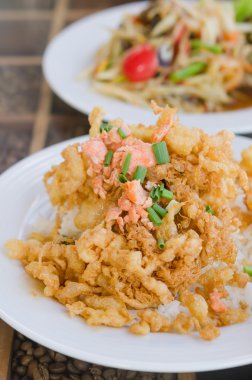 Kızarmış gevrek çırpılmış yumurta omlet 