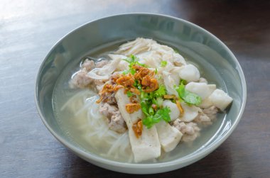 Vietnamca pho çorbası
