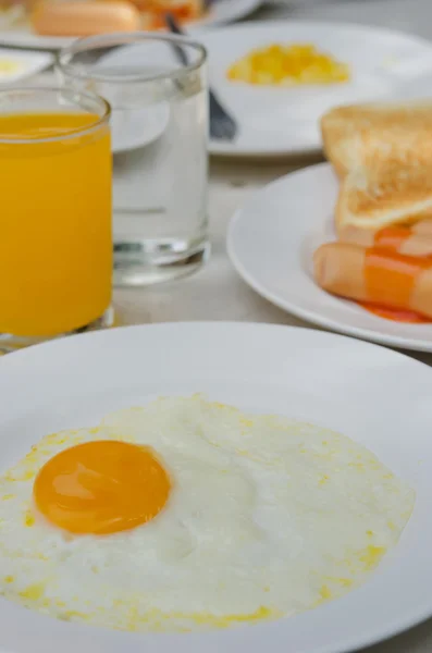 Spiegelei und Saft — Stockfoto