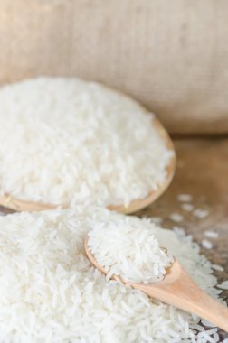 Beyaz pirinç taneleri