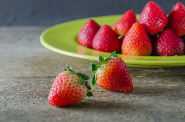 Rode aardbeien op schotel — Stockfoto