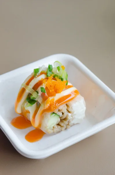 Sushi con rollos de salmón — Foto de Stock