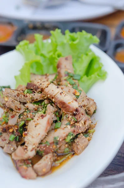 Ensalada picante de cerdo a la parrilla —  Fotos de Stock