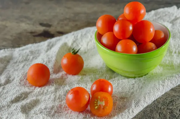 Rote Kirschtomaten — Stockfoto