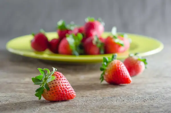 Rode aardbeien op schotel — Stockfoto