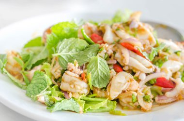 Baharatlı deniz mahsulleri salatası