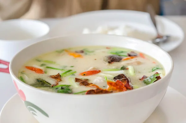 タイ風チキンのココナッツ ミルク スープ — ストック写真