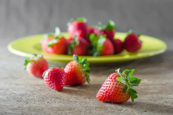 Fresas rojas en el plato —  Fotos de Stock