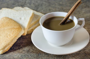 sıcak kahve ve ekmek