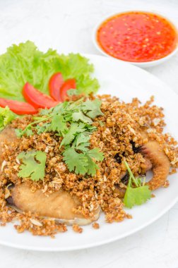 ateş balık sarımsak ile