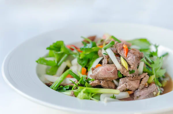 Ensalada de carne a la parrilla picante — Foto de Stock