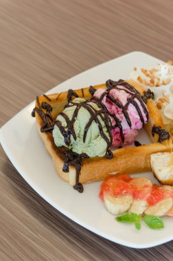 Bal tost ve dondurma