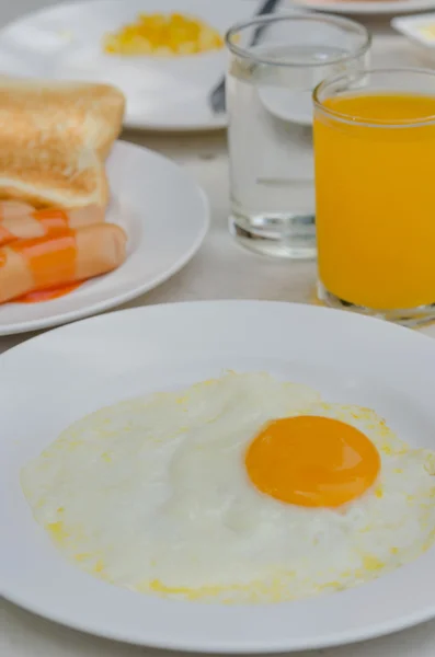 Жареные яйца и сок — стоковое фото
