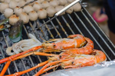 Izgara karides, kalamar alevli ızgara, deniz ürünleri Barbekü