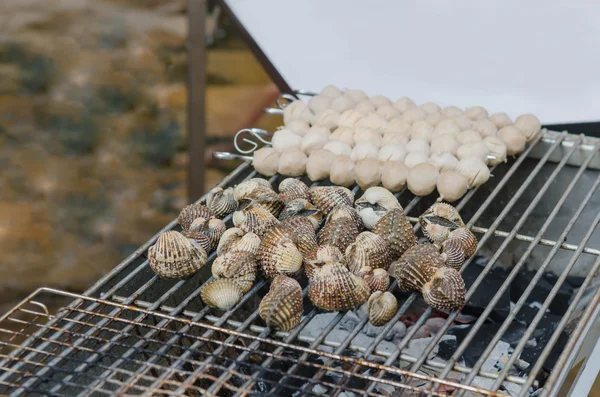 Cockles em grelha flamejante — Fotografia de Stock