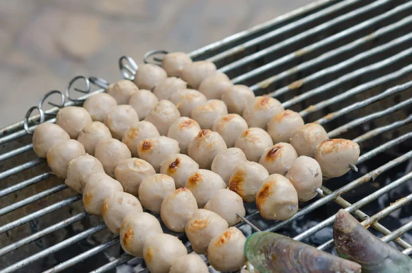 Fleischbällchen auf Metallspießen werden auf dem Grill gegrillt — Stockfoto