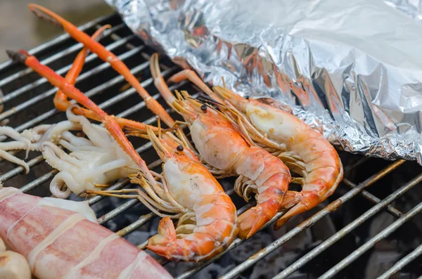 Gegrillte Garnelen, Tintenfisch auf flammendem Grill, Meeresfrüchte grillen — Stockfoto