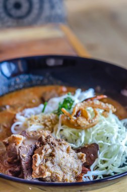 Pirinç Noodle baharatlı domuz eti sosu