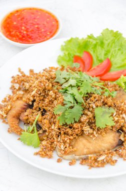 ateş balık sarımsak ile