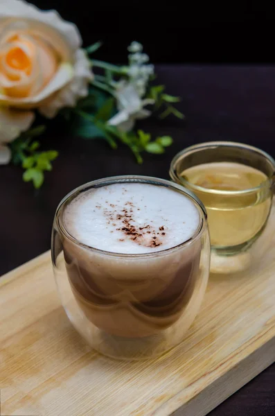 Glas varma kaffekopp och varmt te — Stockfoto