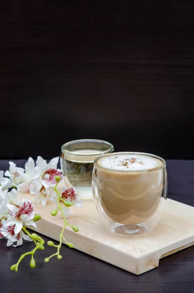 Glas warme koffie kop en hete thee — Stockfoto