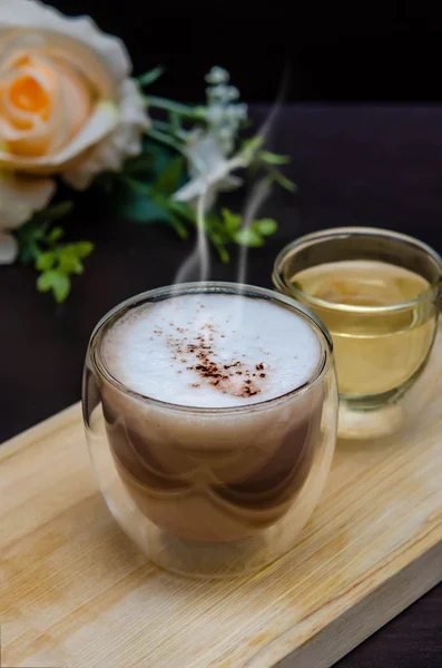 Glas varma kaffekopp och varmt te — Stockfoto