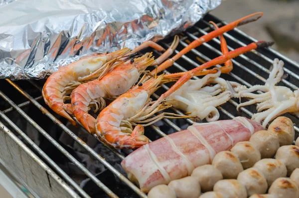 Gegrillte Garnelen, Tintenfisch auf flammendem Grill, Meeresfrüchte grillen — Stockfoto