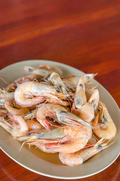 Crevettes fraîches bouillies ou cuites à la vapeur sur le plat — Photo