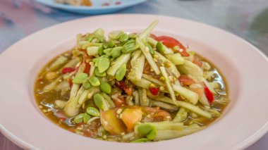 Acılı salatalık salatası 