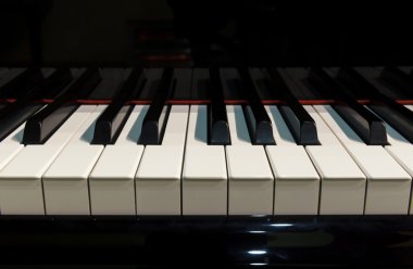 Sahne Alanı'nda piyano