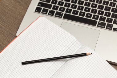 dizüstü bilgisayar ve not defteri