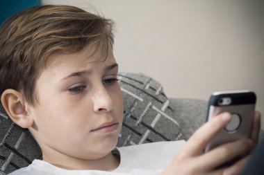 genç çocuk ile smartphone