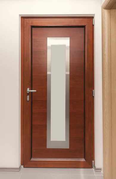 Деревянная дверь изолирована — стоковое фото
