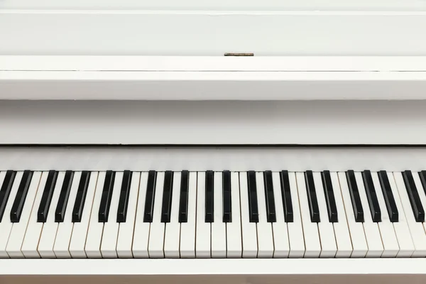 Белый пианино крупным планом — стоковое фото