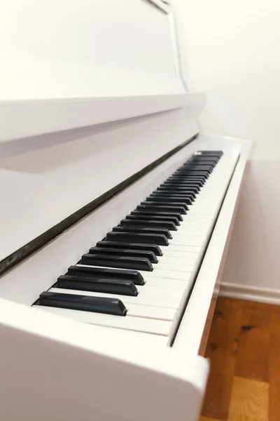 Weißes Klavier aus nächster Nähe — Stockfoto