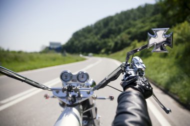 Motosiklet sürücüsü yolda